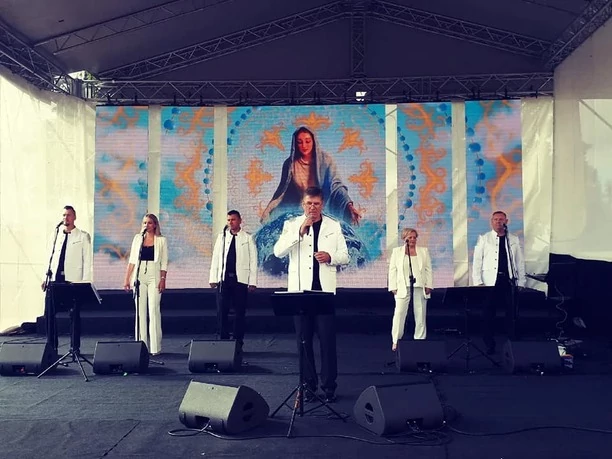 Sławomir Świerzyński - Bayer Full zagrał koncert dla Rodziny Radia Maryja! Tadeusz Rydzyk wychwala zespół disco polo!