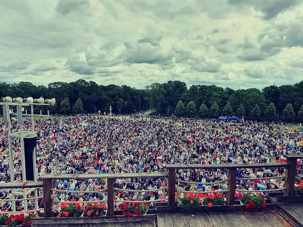 Sławomir Świerzyński - Bayer Full zagrał koncert dla Rodziny Radia Maryja! Tadeusz Rydzyk wychwala zespół disco polo!