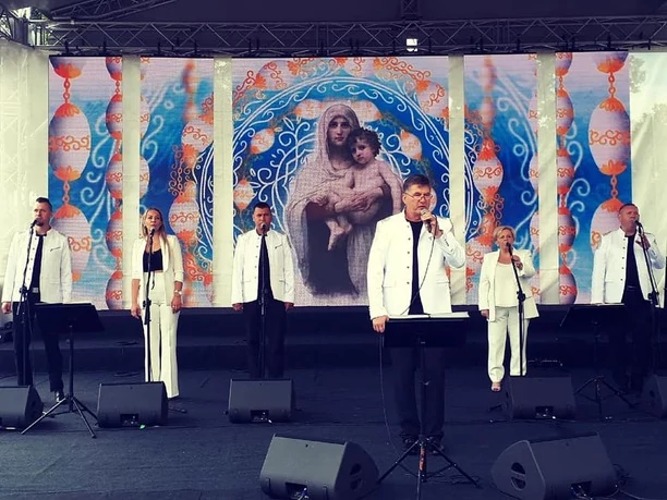 Sławomir Świerzyński - Bayer Full zagrał koncert dla Rodziny Radia Maryja! Tadeusz Rydzyk wychwala zespół disco polo!