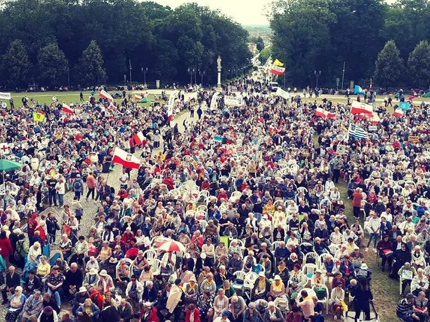 Sławomir Świerzyński - Bayer Full zagrał koncert dla Rodziny Radia Maryja! Tadeusz Rydzyk wychwala zespół disco polo!