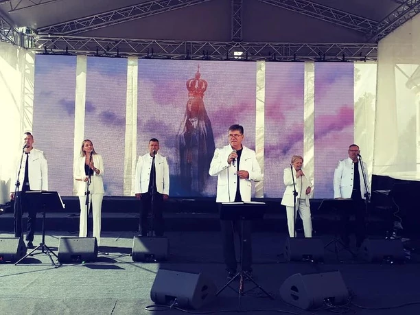 Sławomir Świerzyński - Bayer Full zagrał koncert dla Rodziny Radia Maryja! Tadeusz Rydzyk wychwala zespół disco polo!