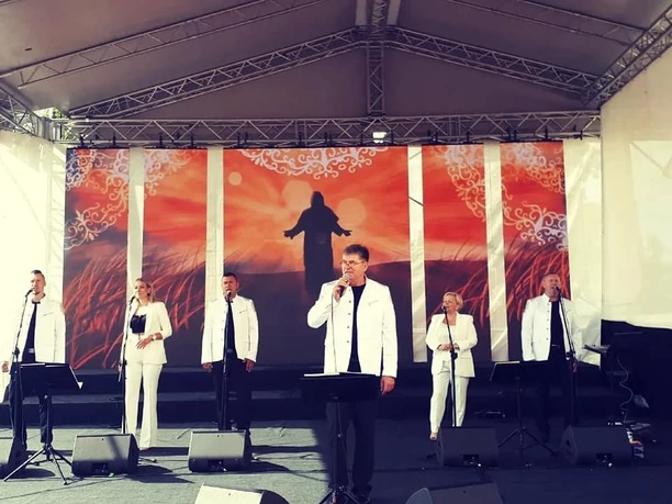 Sławomir Świerzyński - Bayer Full zagrał koncert dla Rodziny Radia Maryja! Tadeusz Rydzyk wychwala zespół disco polo!