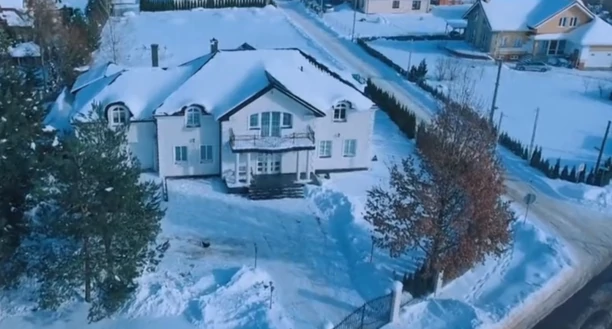 Ma w domu żyrandol wartości kilkudziesięciu tysięcy złotych?! Gwiazdor disco polo mieszka w pałacu! Podłogę zmywają roboty! 