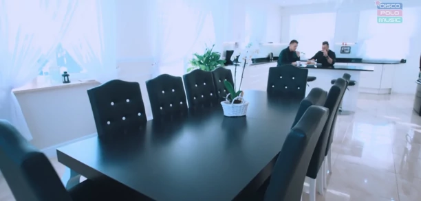 Ma w domu żyrandol wartości kilkudziesięciu tysięcy złotych?! Gwiazdor disco polo mieszka w pałacu! Podłogę zmywają roboty! 