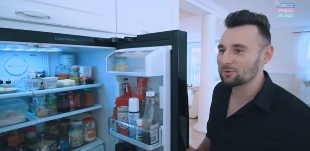 Ma w domu żyrandol wartości kilkudziesięciu tysięcy złotych?! Gwiazdor disco polo mieszka w pałacu! Podłogę zmywają roboty! 