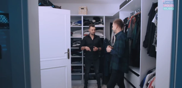 Ma w domu żyrandol wartości kilkudziesięciu tysięcy złotych?! Gwiazdor disco polo mieszka w pałacu! Podłogę zmywają roboty! 