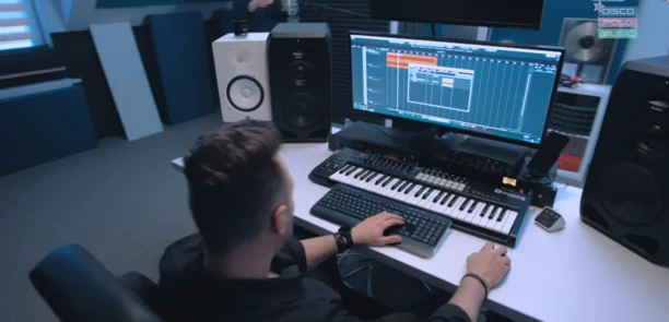 Ma w domu żyrandol wartości kilkudziesięciu tysięcy złotych?! Gwiazdor disco polo mieszka w pałacu! Podłogę zmywają roboty! 