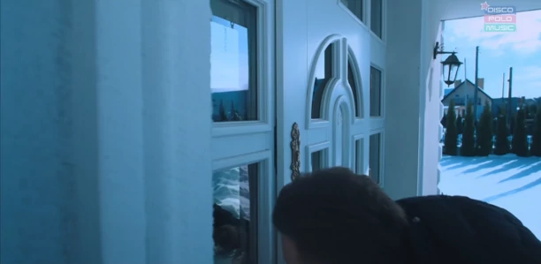 Ma w domu żyrandol wartości kilkudziesięciu tysięcy złotych?! Gwiazdor disco polo mieszka w pałacu! Podłogę zmywają roboty! 