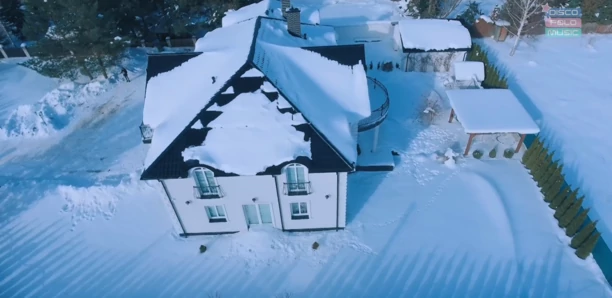 Ma w domu żyrandol wartości kilkudziesięciu tysięcy złotych?! Gwiazdor disco polo mieszka w pałacu! Podłogę zmywają roboty! 