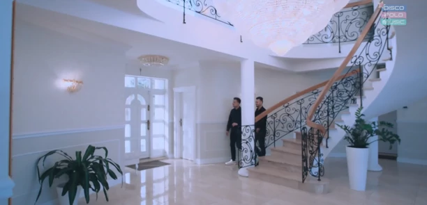 Ma w domu żyrandol wartości kilkudziesięciu tysięcy złotych?! Gwiazdor disco polo mieszka w pałacu! Podłogę zmywają roboty! 