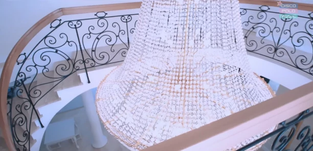 Ma w domu żyrandol wartości kilkudziesięciu tysięcy złotych?! Gwiazdor disco polo mieszka w pałacu! Podłogę zmywają roboty! 