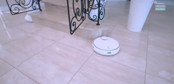 Ma w domu żyrandol wartości kilkudziesięciu tysięcy złotych?! Gwiazdor disco polo mieszka w pałacu! Podłogę zmywają roboty! 