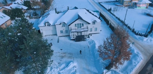 Ma w domu żyrandol wartości kilkudziesięciu tysięcy złotych?! Gwiazdor disco polo mieszka w pałacu! Podłogę zmywają roboty! 