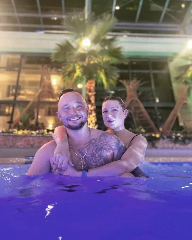 Co za widok! Magdalena Narożna - Piękni i Młodzi zachwyca swoimi ciałem na basenie! Internauci komentują! 