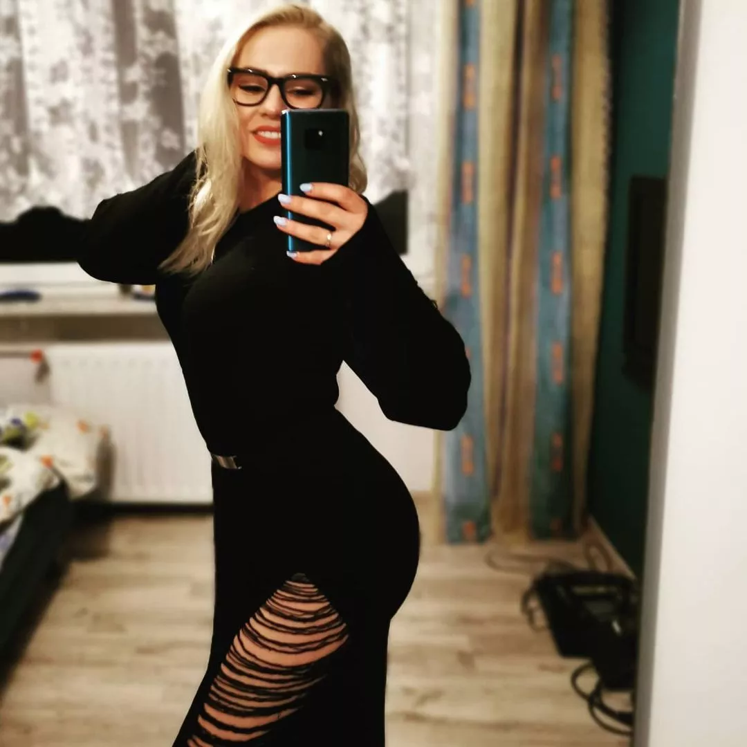 Kobiece kształty wyeksponowane u gwiazdy disco polo