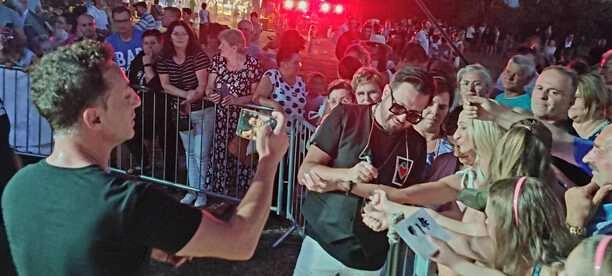 Andre ponownie rozgrzał publiczność – energetyczny koncert w Lipiniec Gmina Margonin TAK się bawi najlepsza publika!| GALERIA

