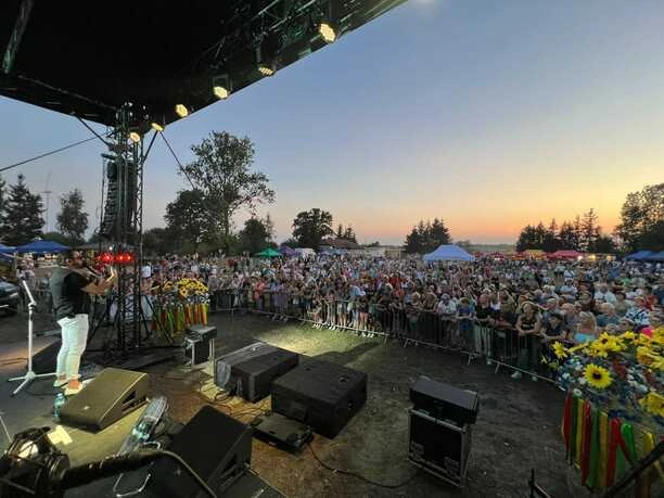 Andre ponownie rozgrzał publiczność – energetyczny koncert w Lipiniec Gmina Margonin TAK się bawi najlepsza publika!| GALERIA

