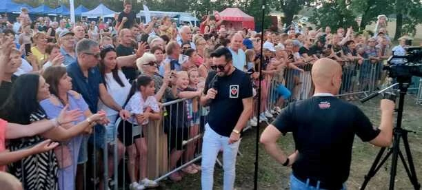 Andre ponownie rozgrzał publiczność – energetyczny koncert w Lipiniec Gmina Margonin TAK się bawi najlepsza publika!| GALERIA

