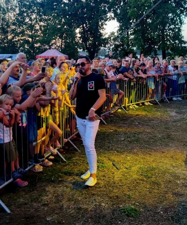Andre ponownie rozgrzał publiczność – energetyczny koncert w Lipiniec Gmina Margonin TAK się bawi najlepsza publika!| GALERIA

