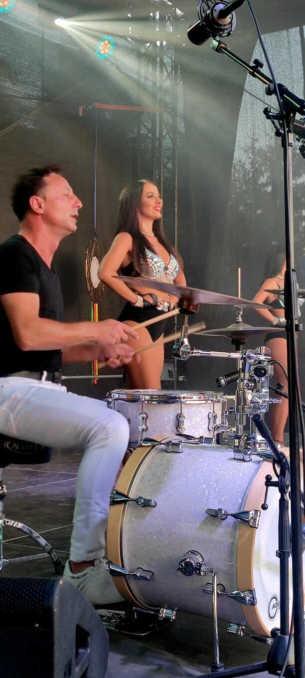 Andre ponownie rozgrzał publiczność – energetyczny koncert w Lipiniec Gmina Margonin TAK się bawi najlepsza publika!| GALERIA

