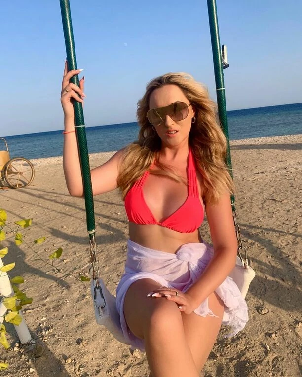 Śliczna wokalistka disco polo kusi odsłoniętym biustem w podróży poślubnej! Pikantne zdjęcia podbiły internet! 