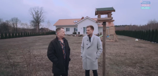 Gwiazdor disco polo pokazał swój dom! Jest skromnie i pięknie?! Jego wnętrze zaskakuje!