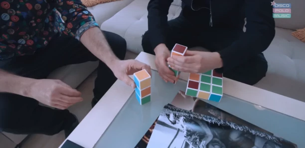 Gwiazdor disco polo pokazał swój dom! Jest skromnie i pięknie?! Jego wnętrze zaskakuje!