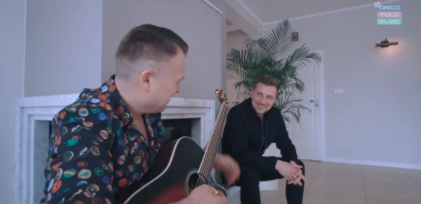 Gwiazdor disco polo pokazał swój dom! Jest skromnie i pięknie?! Jego wnętrze zaskakuje!