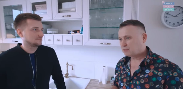Gwiazdor disco polo pokazał swój dom! Jest skromnie i pięknie?! Jego wnętrze zaskakuje!
