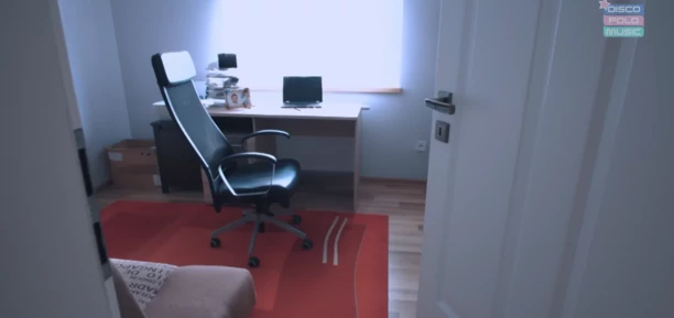 Gwiazdor disco polo pokazał swój dom! Jest skromnie i pięknie?! Jego wnętrze zaskakuje!
