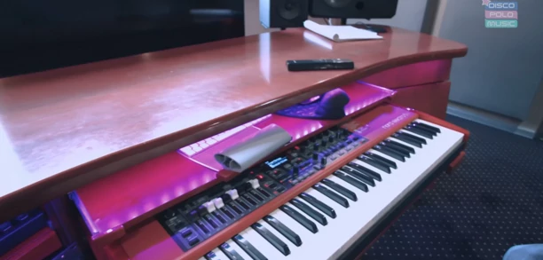 Gwiazdor disco polo pokazał swój dom! Jest skromnie i pięknie?! Jego wnętrze zaskakuje!