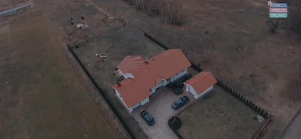 Gwiazdor disco polo pokazał swój dom! Jest skromnie i pięknie?! Jego wnętrze zaskakuje!