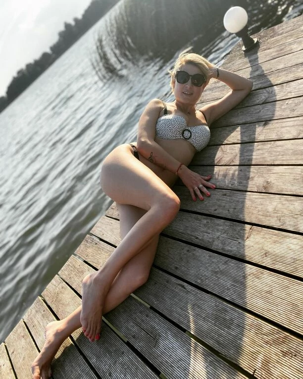 Ideał kobiecości?! Magdalena Narożna pozuje w skąpym bikini nad wodą! Internauci komentują ”Jesteś jak ciasteczko”