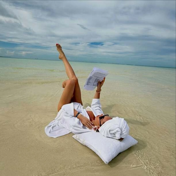 Wokalistka disco polo rozpala sieć! Tak Paula Karpowicz-Zimecka bawi się na Zanzibarze!