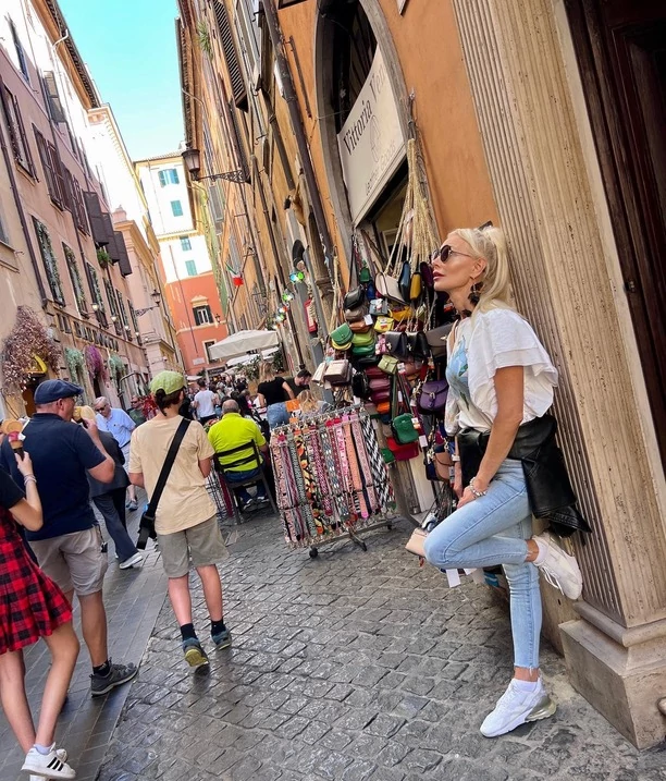 Co z karierą? Znana wokalistka disco polo wyleciała do Rzymu! Wiemy, co tam robi! 