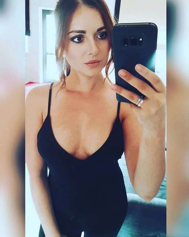 Bardzo odważne zdjęcie uroczej wokalistki disco polo podbija sieć! Kształtny biust artystki wywołał lawinę komentarzy! 