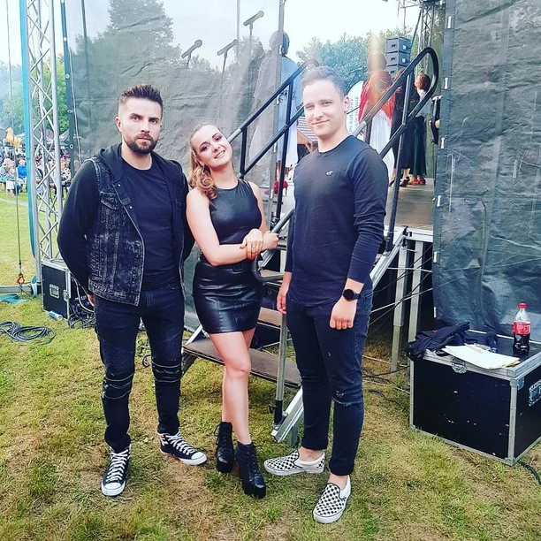 Bardzo odważne zdjęcie uroczej wokalistki disco polo podbija sieć! Kształtny biust artystki wywołał lawinę komentarzy! 