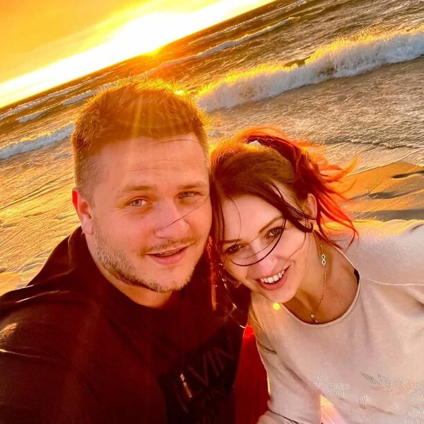 Znany wokalista disco polo Arek Kopaczewski pochwalił się w sieci ukochaną żoną! Para wygląda niesamowicie uroczo!