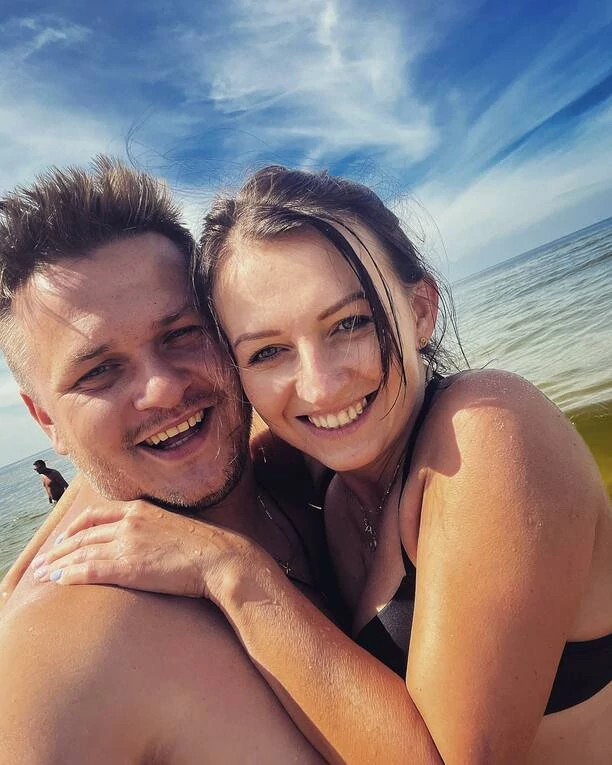 Znany wokalista disco polo Arek Kopaczewski pochwalił się w sieci ukochaną żoną! Para wygląda niesamowicie uroczo!