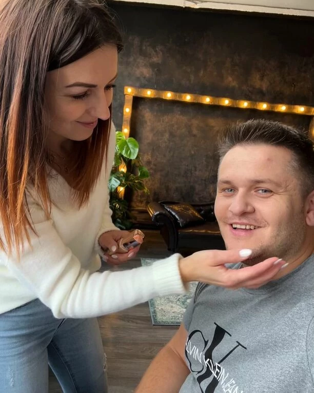 Znany wokalista disco polo Arek Kopaczewski pochwalił się w sieci ukochaną żoną! Para wygląda niesamowicie uroczo!