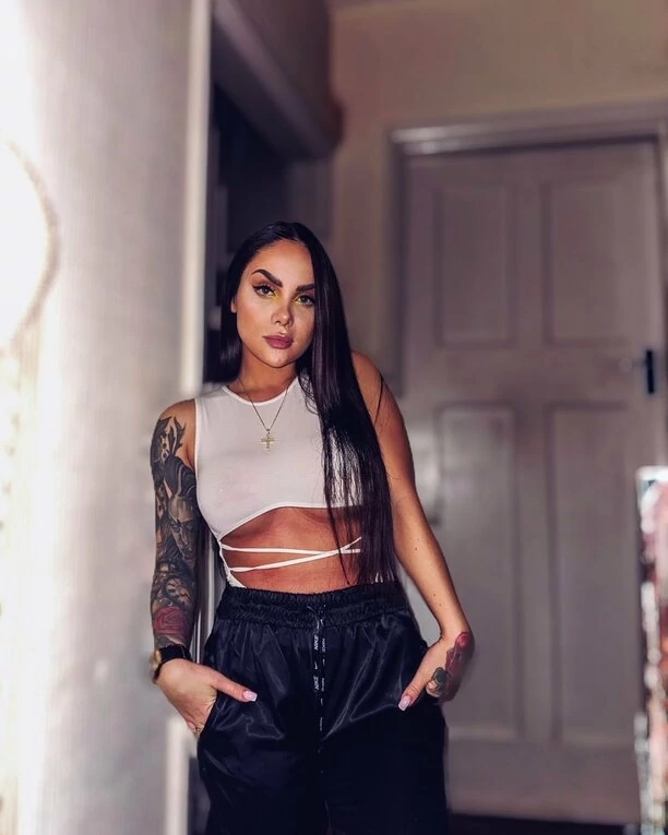 Mocne zagranie nagością?! Urocza gwiazda disco polo pokazała piersi! Fani „Sama słodycz„