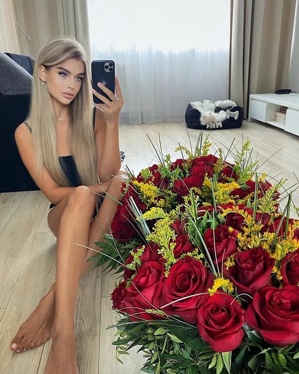 Urocza gwiazdeczka disco polo zachwyca odważnymi stylizacjami! Gorące zdjęcia artystki podbijają sieć! 