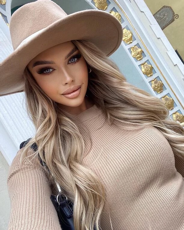 Urocza gwiazdeczka disco polo zachwyca odważnymi stylizacjami! Gorące zdjęcia artystki podbijają sieć! 