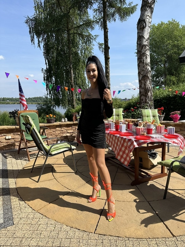 Sylwia Kossakowska debiutuje w branży disco polo! Jej singiel pt. „Brunet„ podbije rynek muzyczny?!