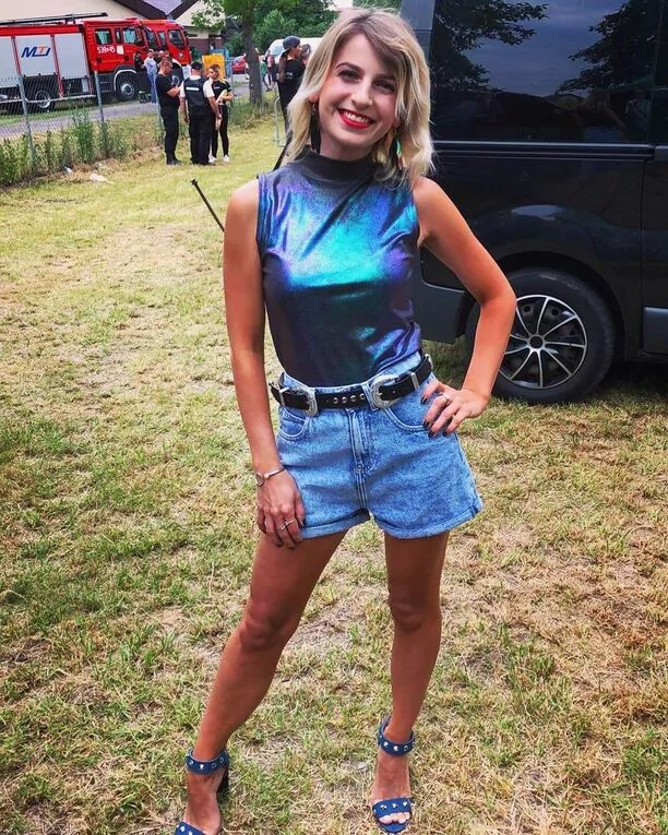 Wielkie show gwiazdy! Śliczna wokalistka disco polo zachwyciła opalenizną i zgrabnymi nogami! To naprawdę niezwykły widok!