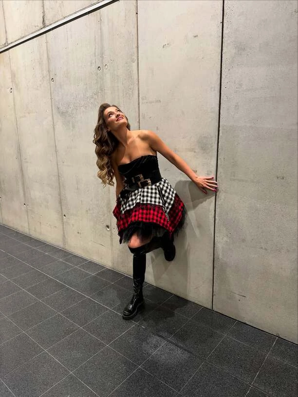 Gwiazda disco polo Energy Girls na ustach wszystkich. Paulina Banaszek w śmiałej kreacji z głębokim dekoltem