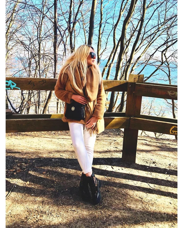 Rajskie wakacje odeszły w odstawkę?! Znana wokalistka disco polo bawi się nad polskim morzem! 