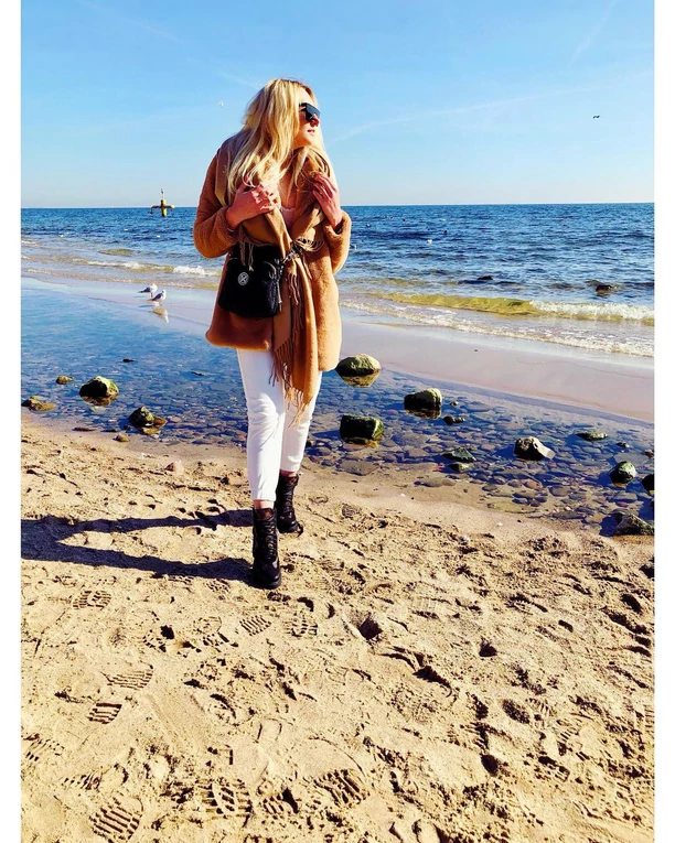 Rajskie wakacje odeszły w odstawkę?! Znana wokalistka disco polo bawi się nad polskim morzem! 