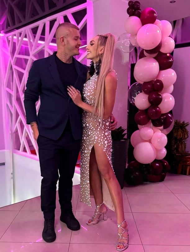 Olśniewająca Joanna Narożna w kreacji z rozcięciem. Tak wygląda prawdziwa królowa stylu!