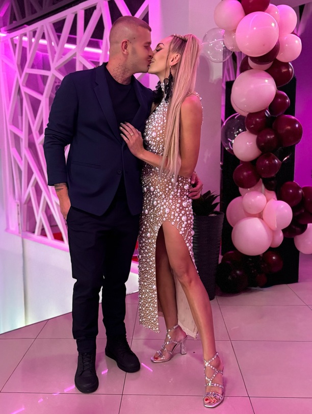 Plik Joanna-Narozna-w-kreacji-z-rozcieciem-2.jpg